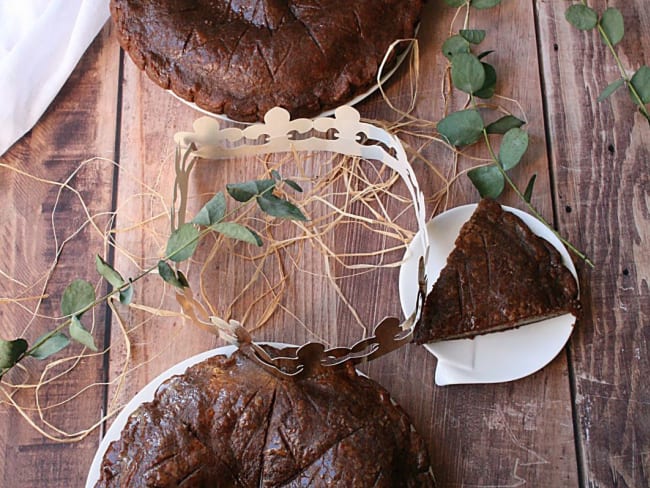 Galette des rois sans gluten, crème de pralin, pépites de chocolat et rhum