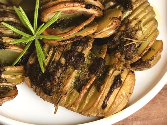 Hasselback potatoes ou pommes de terre rôties à la suédoise