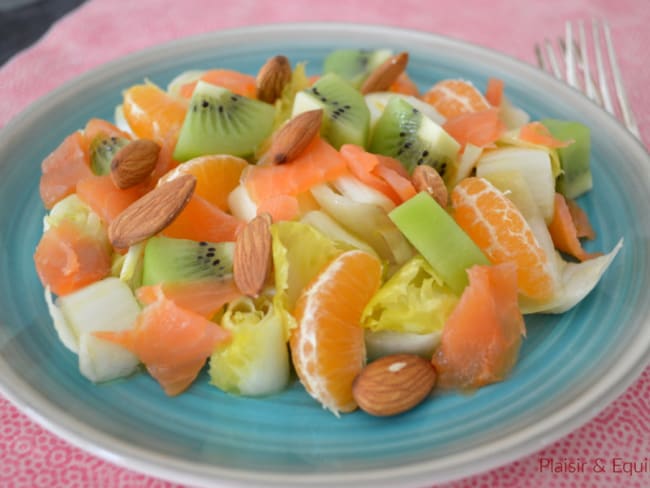 Salade d’endives aux kiwis, clémentines et truite fumée