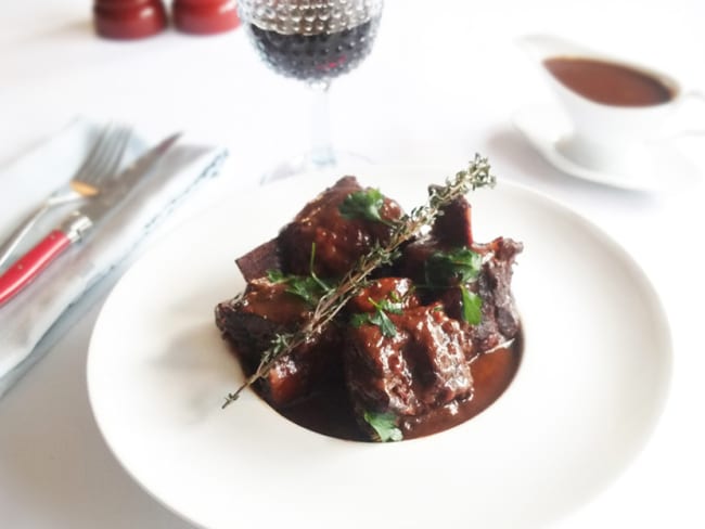 Les Côtes de Boeuf Braisées, sauce réduite, de Madame Du Quesnay