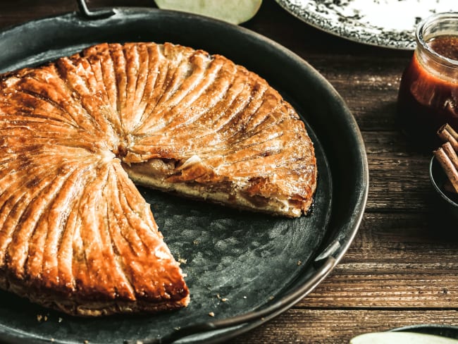 Galette des rois de l'épiphanie aux pommes et aux amandes