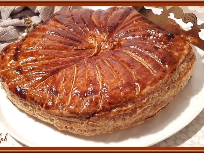 Galette des rois de l'épiphanie au chocolat et aux noisettes