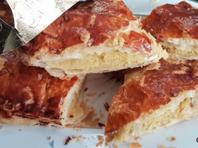 Galette de rois crème d'amandes et confiture de mangues pour l'épiphanie