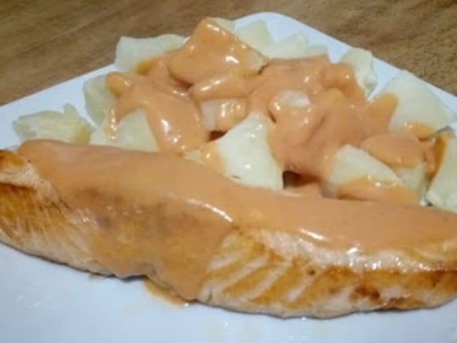 Les pavés de saumon et pommes de terre sauce aurore