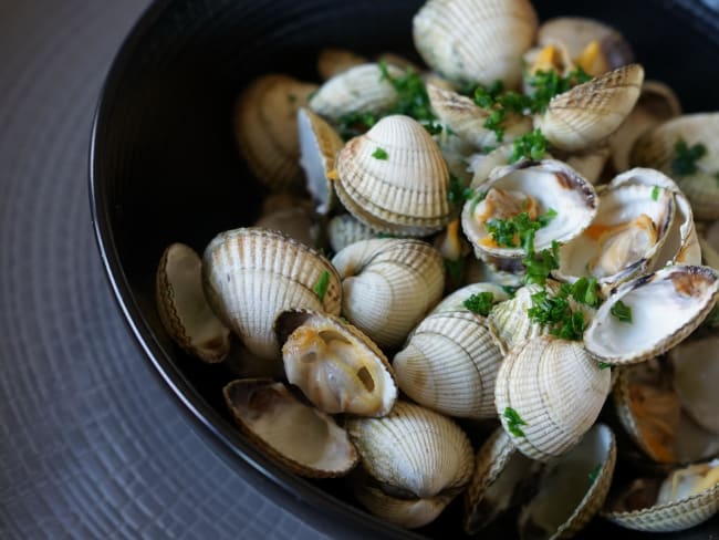 Cuisson des coques à la marinière