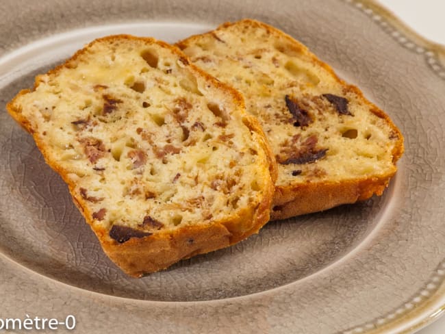 Cake au confit de canard, pruneaux et noisettes