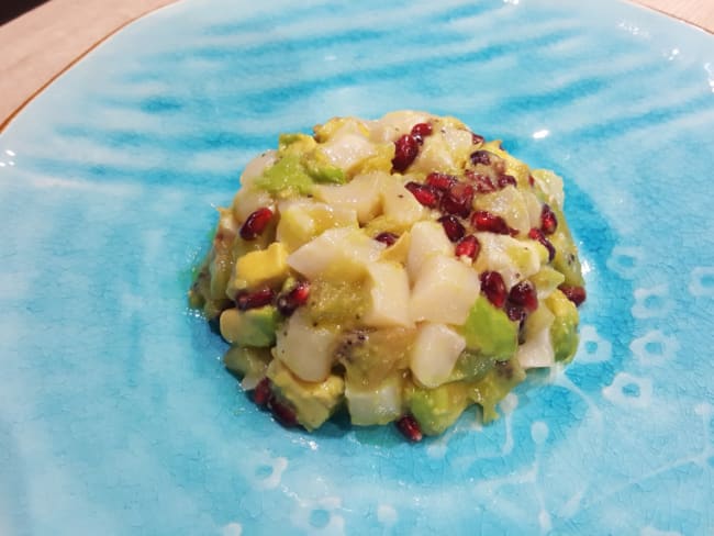 Tartare de Saint Jacques, grenade, kiwi et avocat : une belle entrée