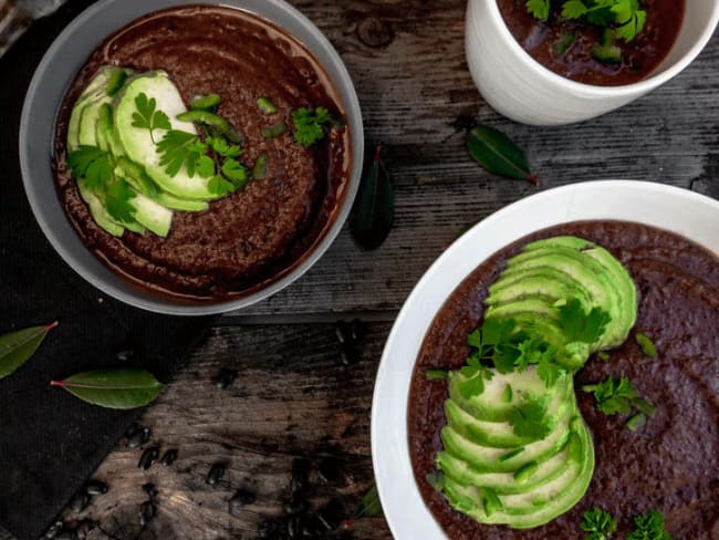 Soupe cubaine vegan aux haricots noirs et avocat