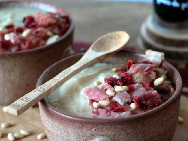 Soupe de chou-fleur à l'ail et pancetta