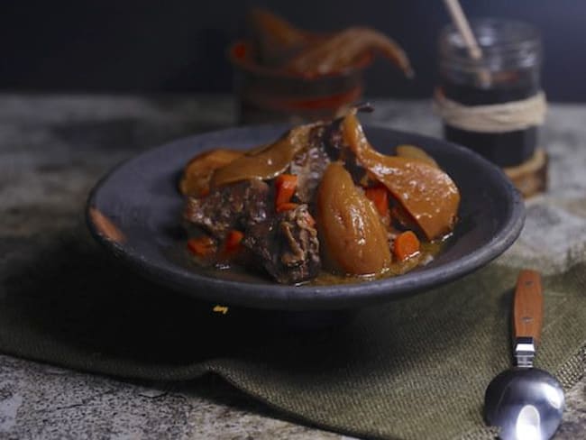 Sauté de sanglier aux poires tapées