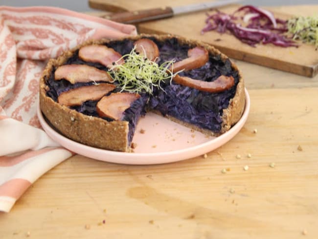 Tarte au chou rouge, tofu fumé et poire, pâte maison à la purée de noisettes