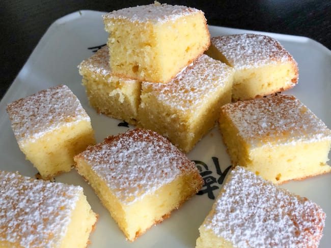 Carrés à la bergamote sur assiette blanche chinoise