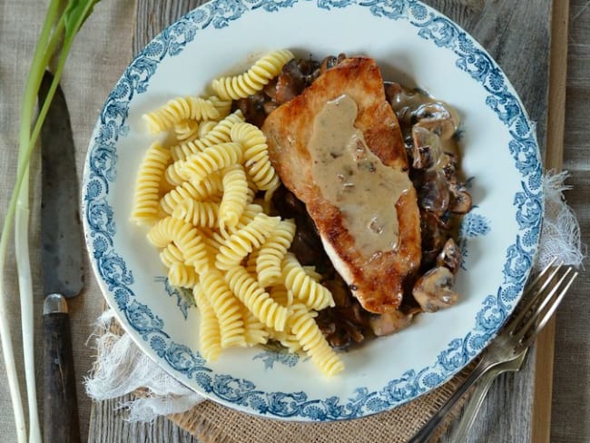 Escalope de dinde à la crème, champignons et ail des ours