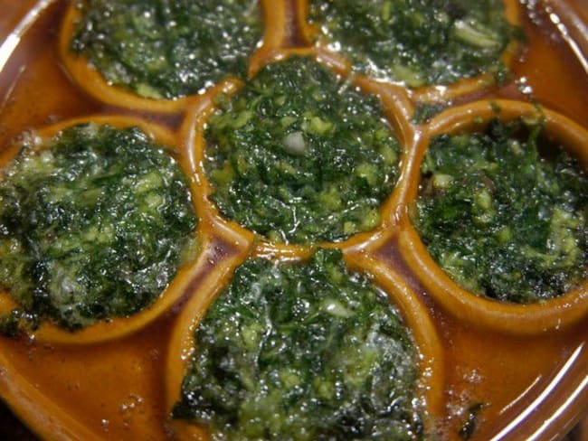 Escargots farcis à l'ail et au beurre persillé pour les fêtes