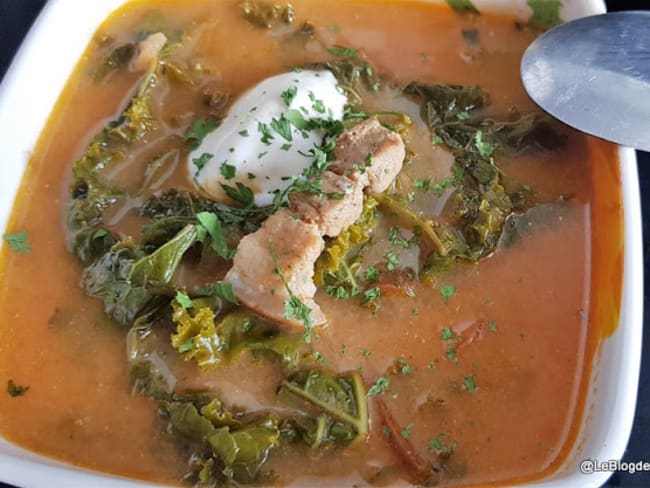 Soupe instantanée avec des légumes déshydratés (chou kale, oignon et persil)