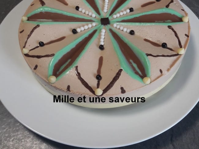 Entremet mousse pralinée et mousse pistache avec un tapis Rosac