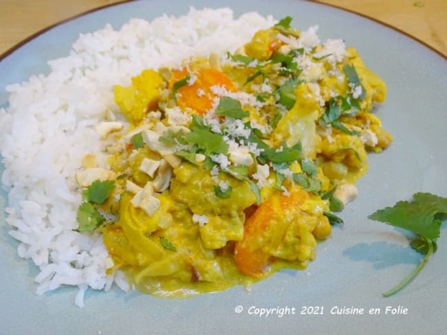 Curry végétarien de chou fleur aux carottes, pois chiches et noix de cajou