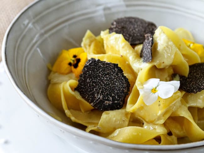 Pappardelles fraîches à la crème et truffe noire pour un dîner en amoureux