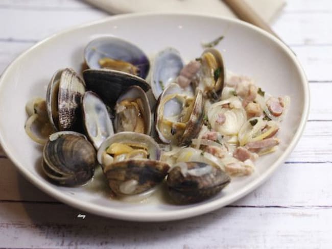 Coques au vin blanc et aux lardons