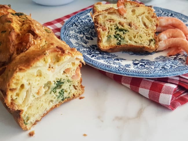 Cake salé aux crevettes, gingembre et chou kale