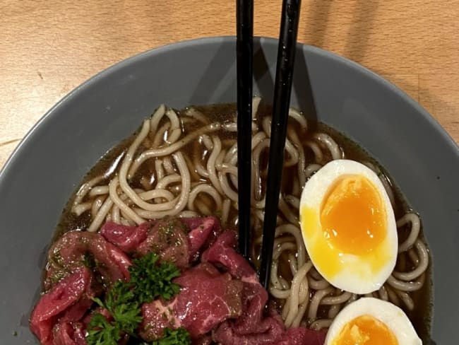 Ramen au carpaccio de bœuf et à l'œuf mollet