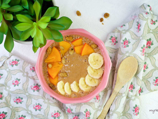 Smoothie bowl banane caroube mûres séchée