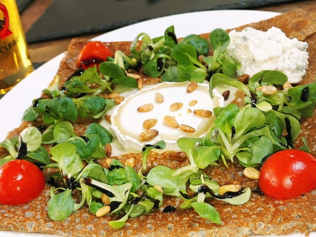 Galette bretonne de sarrasin aux deux fromages de chèvre