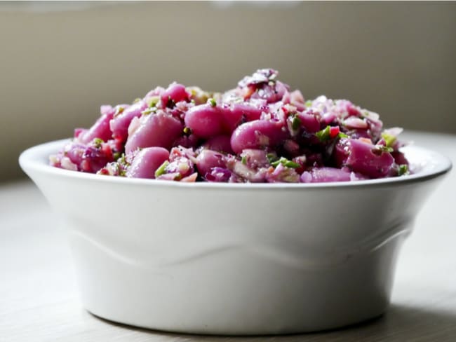 Salade de haricots roses et de crudités hachées marinées