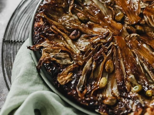 Tatin vegan d’endives au sirop d’érable et pistaches