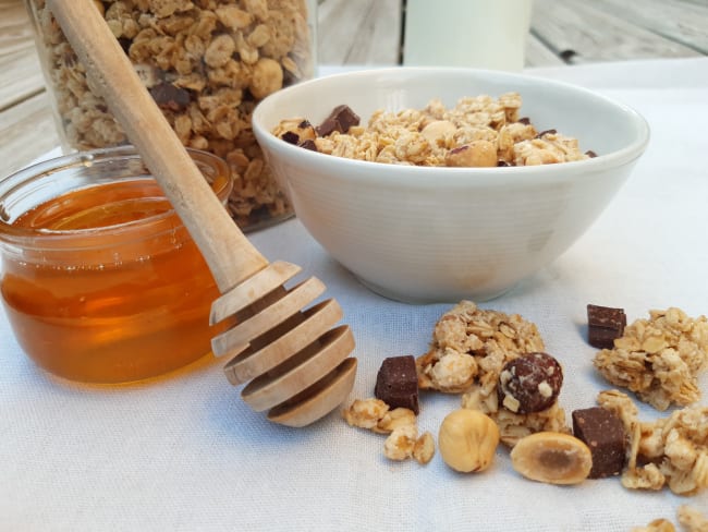 Granola chocolat noir et noisettes, céréales du petit déjeuner, hyper croustillant