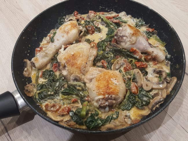 Poêlée au poulet, épinards, champignons et fromage aux fines herbes