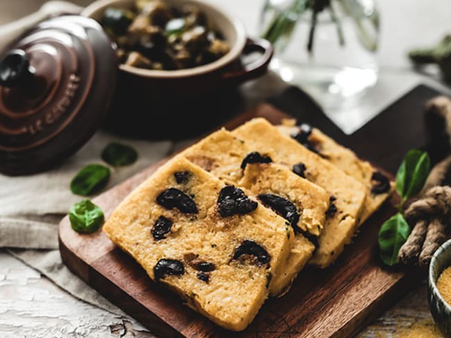 Polenta grillée, olives et basilic