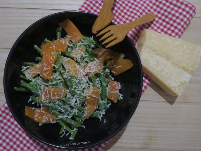 Haricots verts à  la truite fumée, yaourt grec et boisson coco