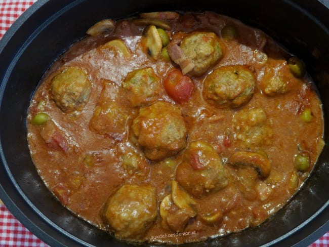 Boulettes de boeuf, porc et veau en sauce au vin rouge