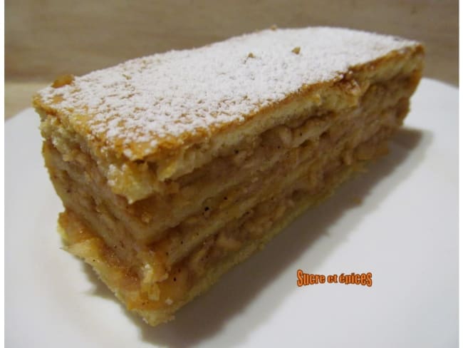 Gâteau aux pommes à la pâte sablée comme un Millefeuille