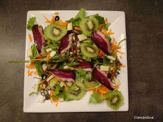 Salade de jeunes pousses aux fruits, fromage et canard séché