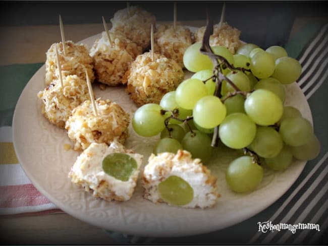 Raisins frais en billes de fromage de chèvre frais et noix concassées pour l'apéritif