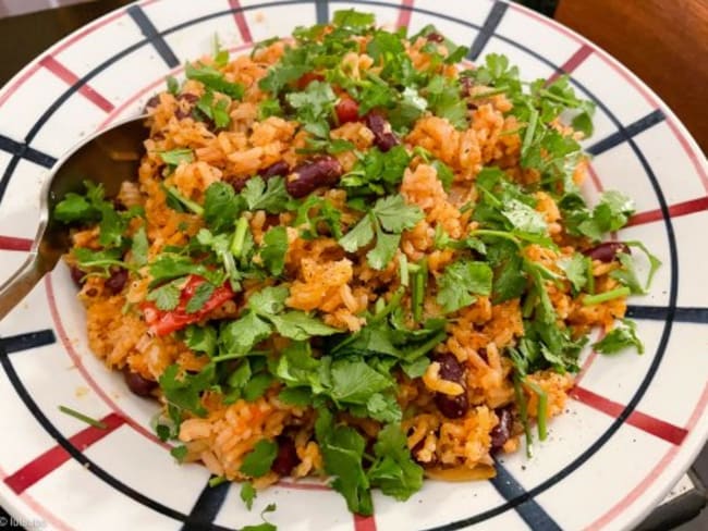 Riz à la tomate et aux haricots et tempeh caramélisé