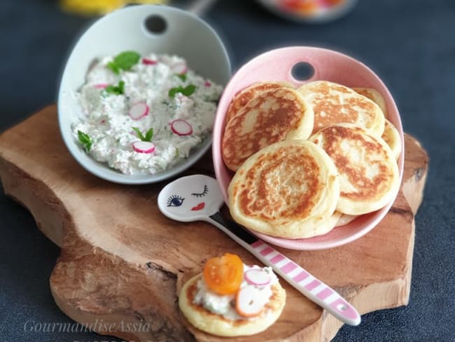 Blinis et tartinade aux radis et concombre