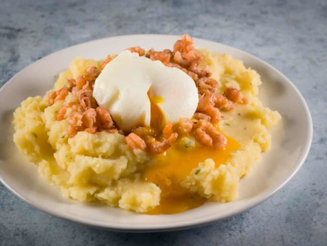 Smeus ostendais spécialité belge de purée de pommes de terre, crevettes grises et oeuf poché