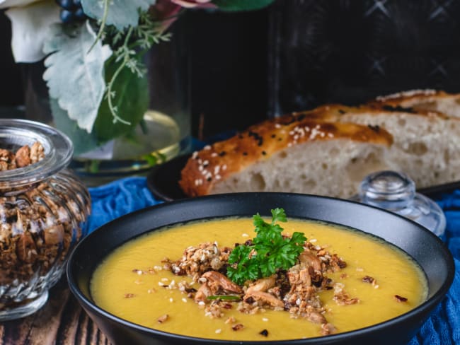 Velouté de panais et son topping granola salé