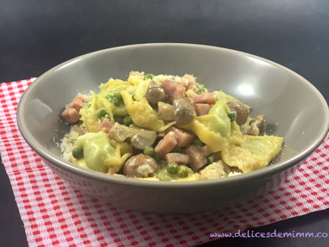 Tortellini aux champignons, jambon et petits pois