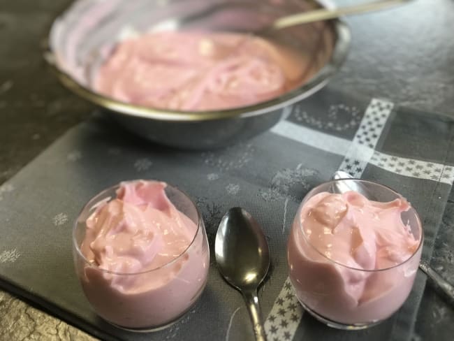 Fromage frais ou petit suisse à la fraise fait maison