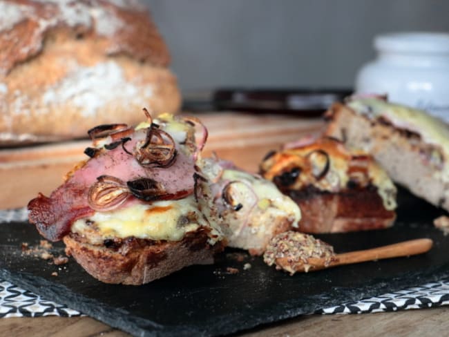 Tartines du bistrot aux échalotes bacon et cantal