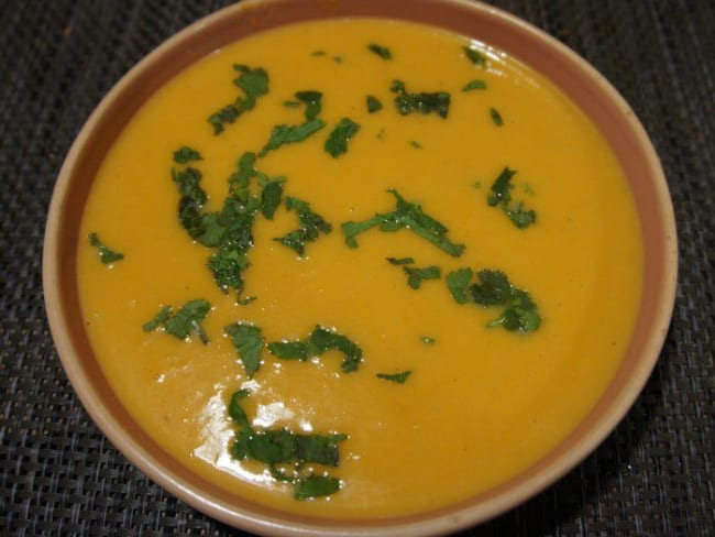 Soupe de patate douce, poireaux et lait de coco