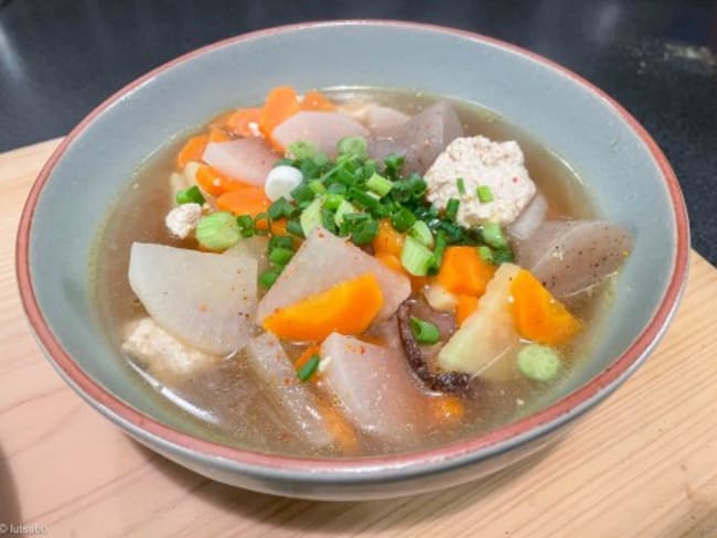 Kenchin jiru : une soupe japonaise de légumes au tofu