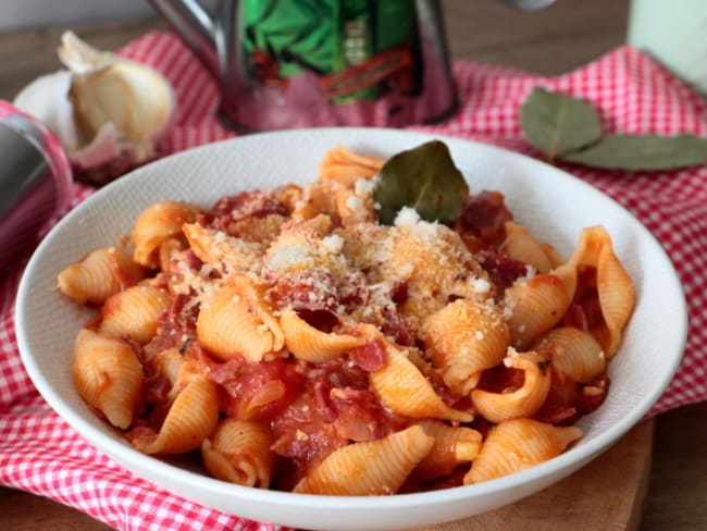 Pâtes à la sauce tomate et pancetta à la sarde