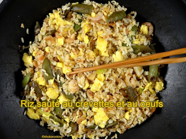 Riz sauté aux crevettes et aux œufs