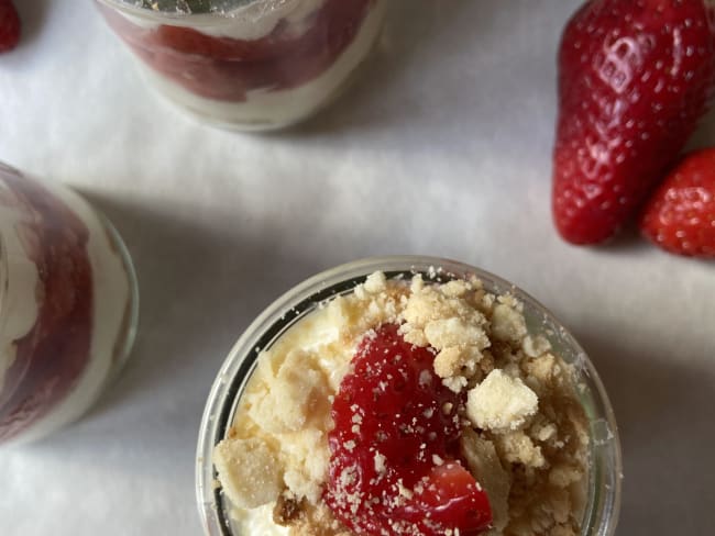 Parfait aux fraises et son crumble sans beurre