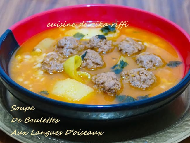 Soupe de boulettes aux langues d'oiseaux et pommes de terre pour le ramadan